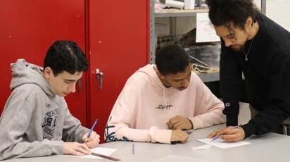 Dan Herwitt works with students in his graphic novels class.